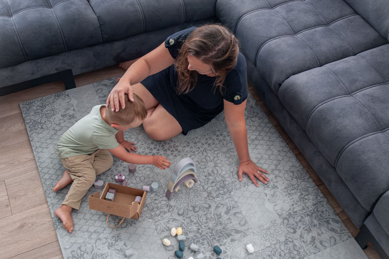 Pěnové puzzle pro děti v obývacím pokoji